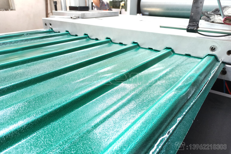 PVC四层覆膜树脂瓦设备 塑料屋面仿古瓦机器